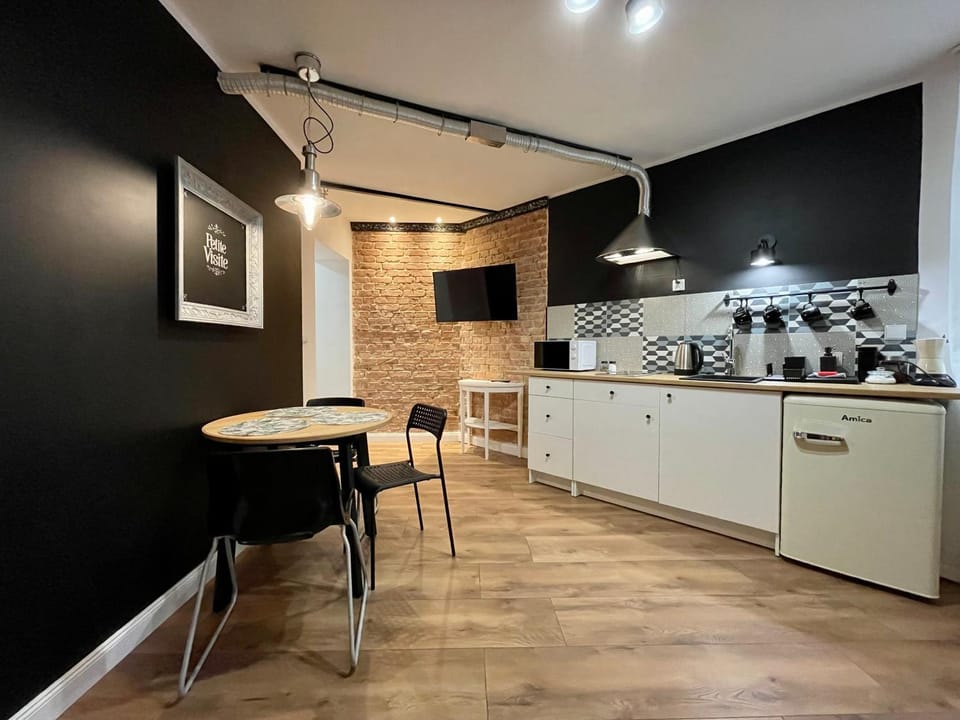 Kitchen or kitchenette, Dining area, microwave, stove