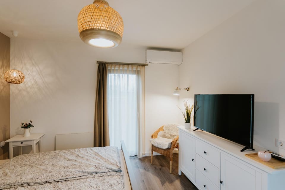 Bed, TV and multimedia, Bedroom