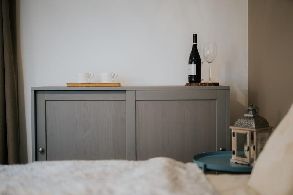 Food and drinks, Bedroom, Drinks, hair dresser