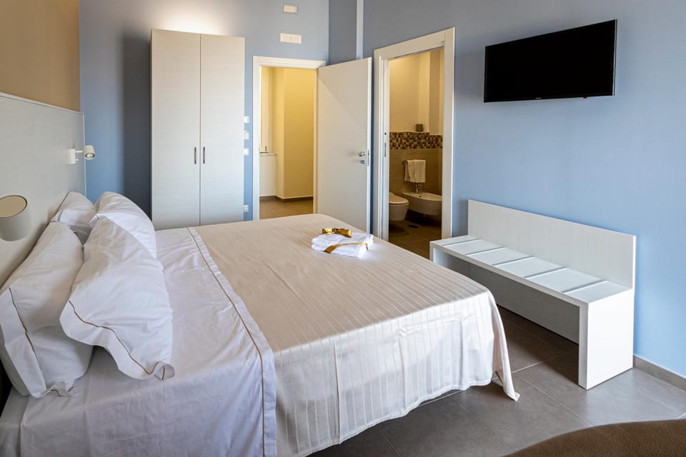 Bed, TV and multimedia, Photo of the whole room