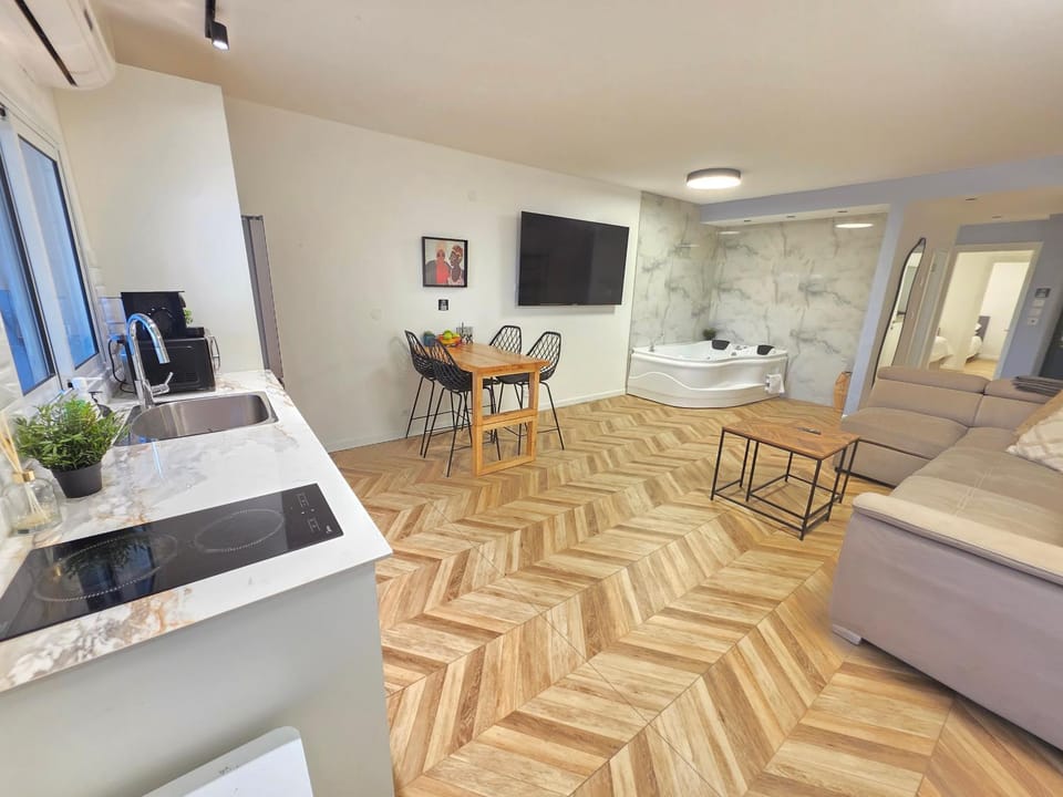 TV and multimedia, Kitchen or kitchenette, Living room, Photo of the whole room, Seating area, Dining area
