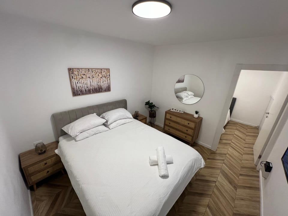 Bed, TV and multimedia, Photo of the whole room, Bedroom, towels