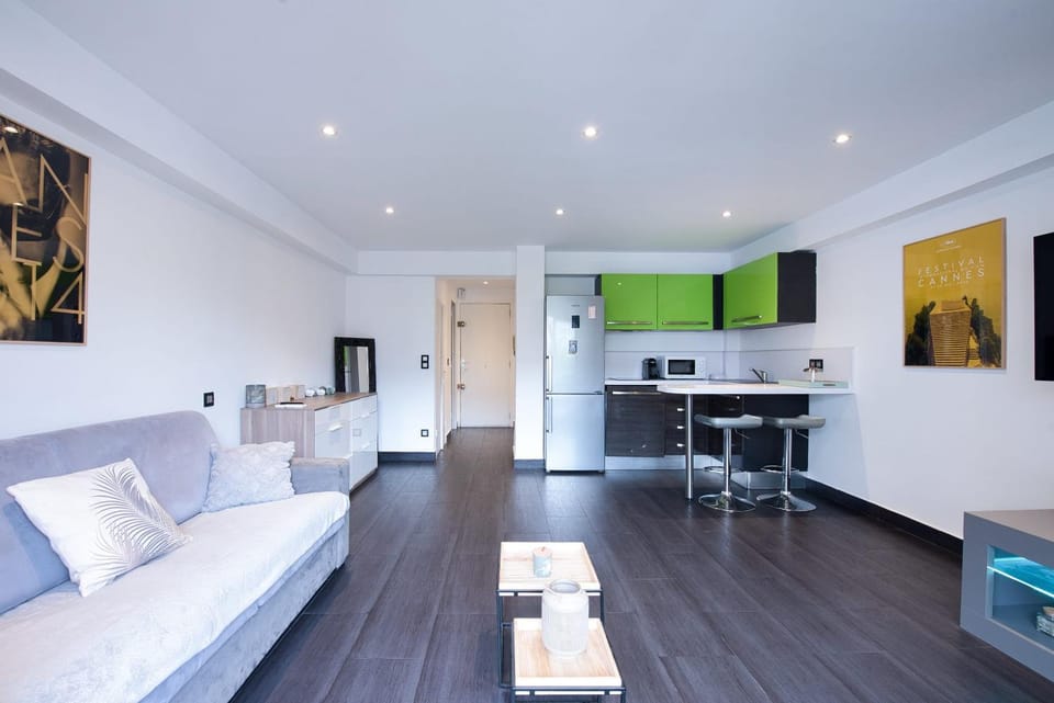 TV and multimedia, Kitchen or kitchenette, Living room, Photo of the whole room, Seating area, Dining area