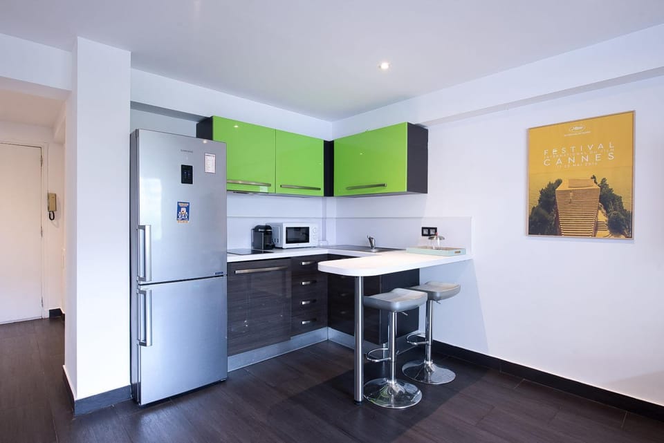 Coffee/tea facilities, Kitchen or kitchenette, Dining area, oven, stove