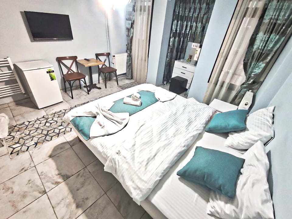 Bed, Living room, Photo of the whole room, Seating area, Bedroom