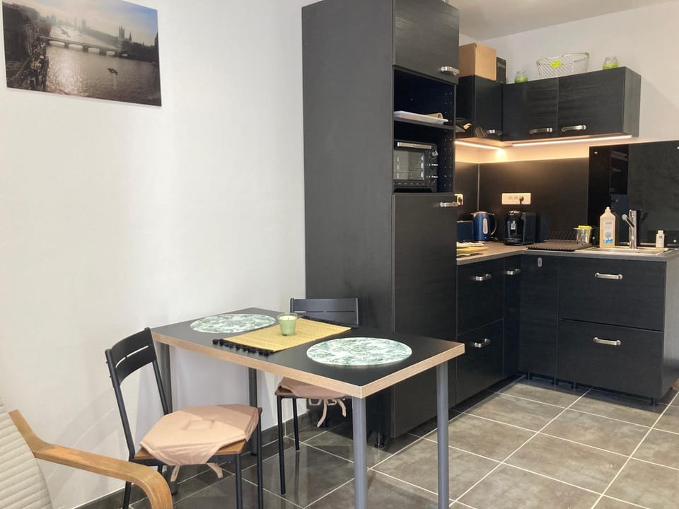 Kitchen or kitchenette, Dining area, minibar, pet friendly, stove, toaster
