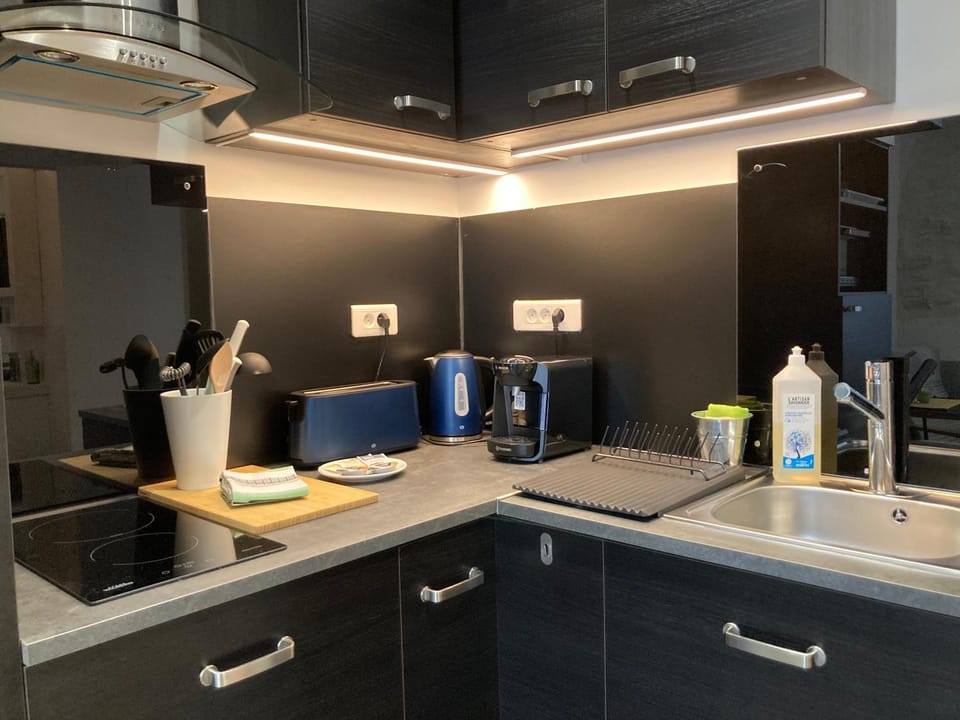 Coffee/tea facilities, Kitchen or kitchenette, stove, toaster