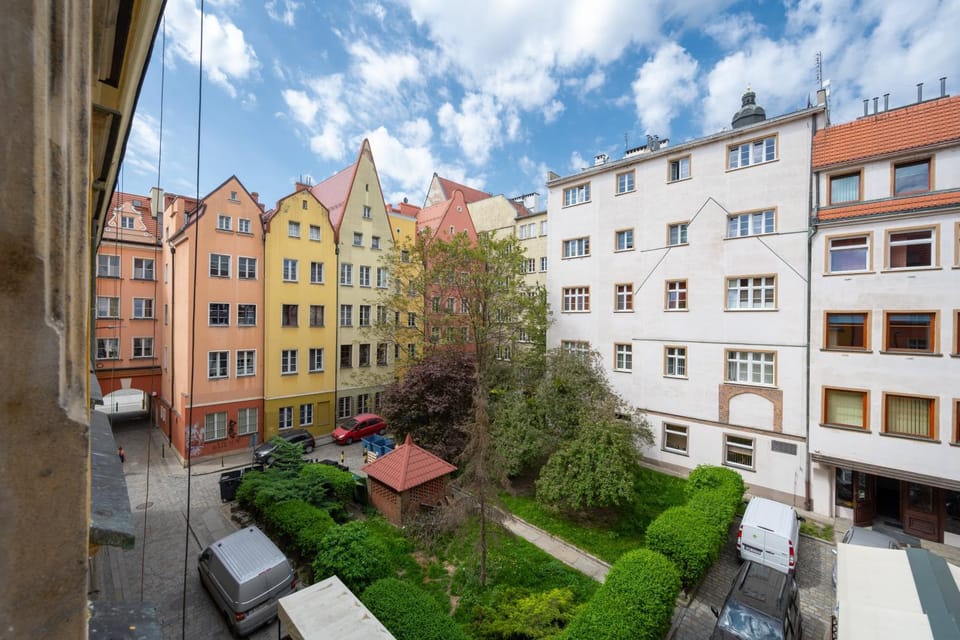 Neighbourhood, Inner courtyard view