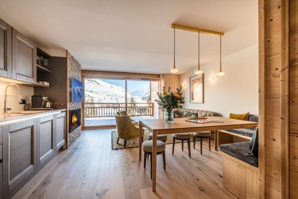 Living room, Dining area, Mountain view, kitchen