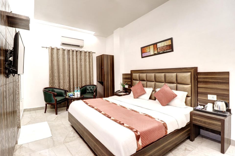 Communal lounge/ TV room, Bed, TV and multimedia, Living room, Photo of the whole room, Seating area, Evening entertainment, Bedroom, towels, air conditioner