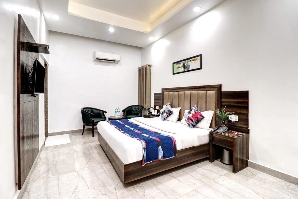 Bed, TV and multimedia, Living room, Photo of the whole room, Seating area, Bedroom, towels, wardrobe, air conditioner