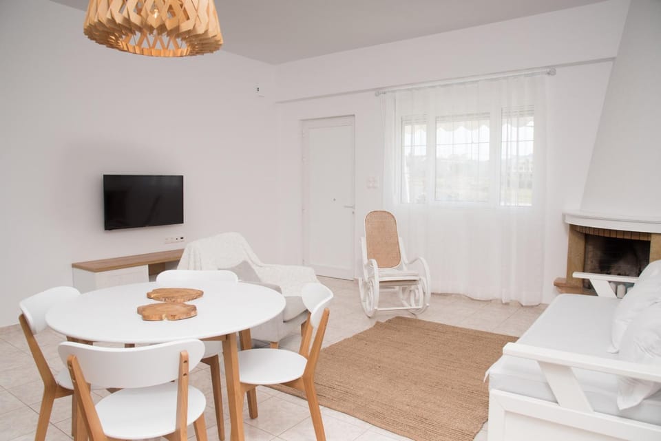 TV and multimedia, Living room, Seating area, Dining area