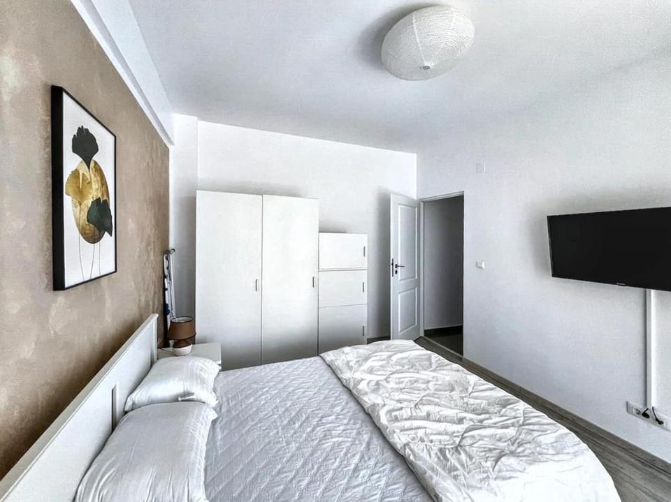 Communal lounge/ TV room, Bed, TV and multimedia, Photo of the whole room, Evening entertainment, Bedroom, wardrobe