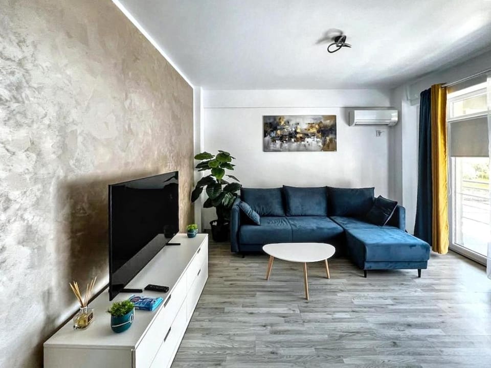Communal lounge/ TV room, TV and multimedia, Living room, Seating area, Evening entertainment