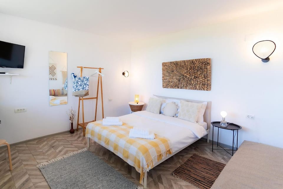 Bed, TV and multimedia, Photo of the whole room, Bedroom