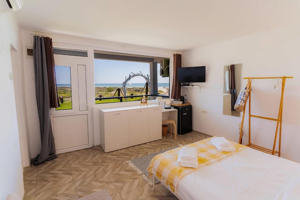 Bed, TV and multimedia, Sea view