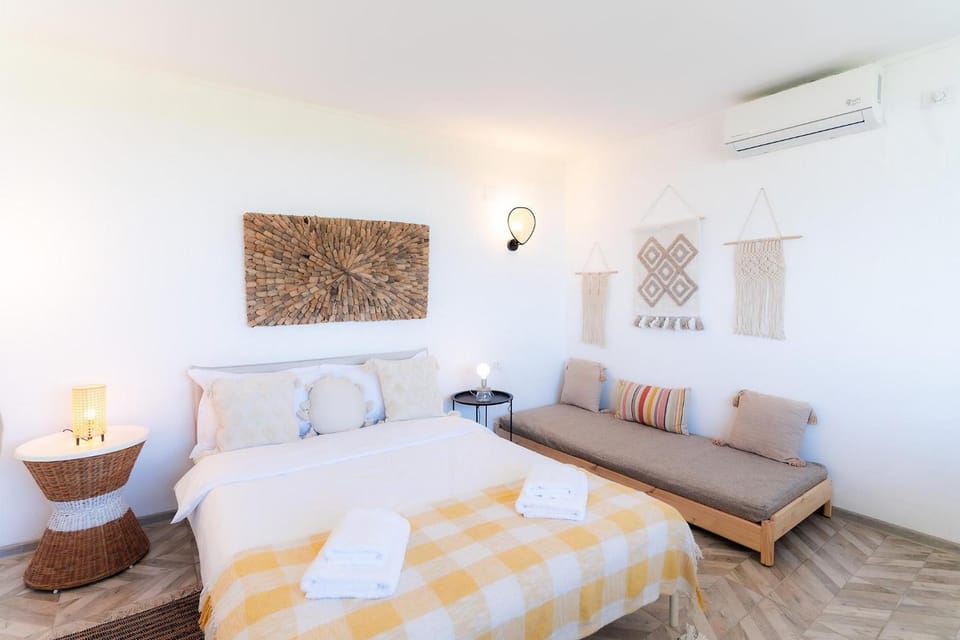 Bed, Photo of the whole room, Seating area, Bedroom, towels, air conditioner