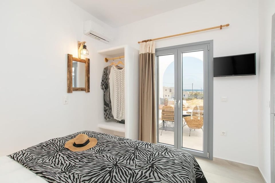 Bed, TV and multimedia, Photo of the whole room, Bedroom, towels, air conditioner
