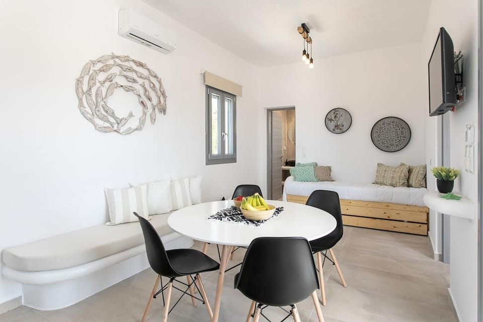 TV and multimedia, Living room, Seating area, Dining area
