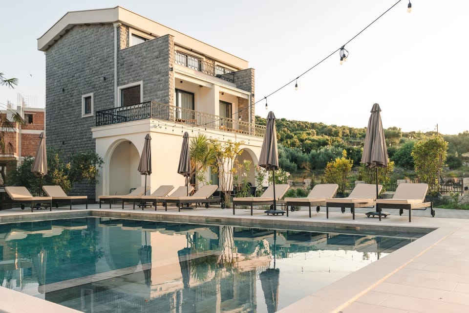Property building, Patio, Day, Natural landscape, Pool view, Swimming pool, sunbed