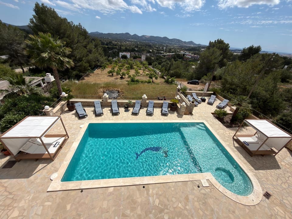 Day, Natural landscape, Mountain view, Pool view, Swimming pool, sunbed
