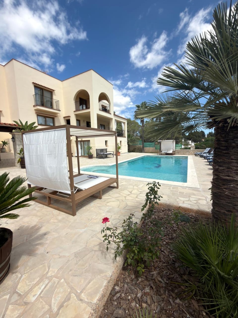 Property building, Patio, Day, Pool view, Swimming pool, sunbed