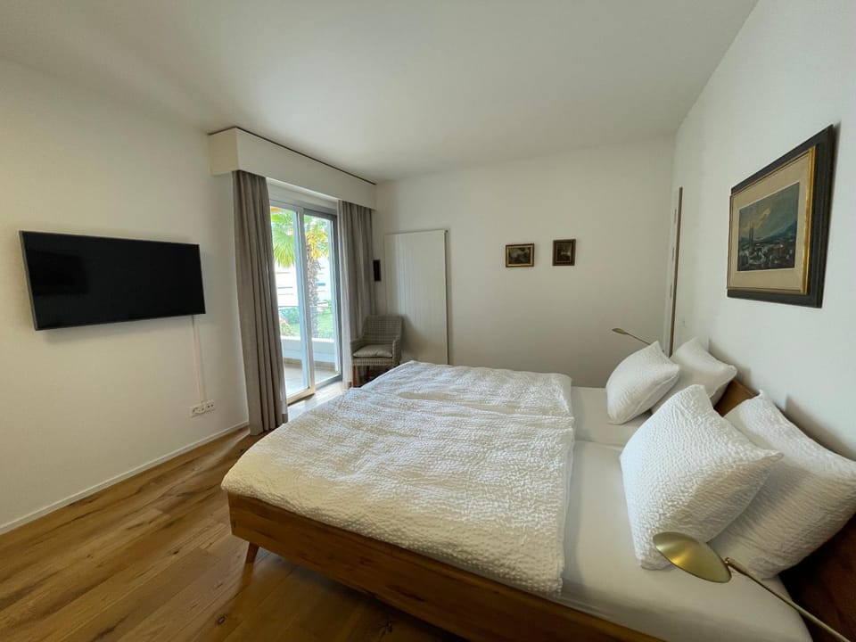 Bed, TV and multimedia, Bedroom