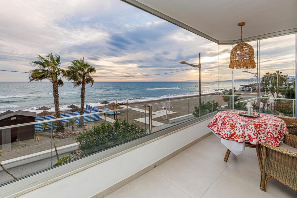 Property building, Day, View (from property/room), Balcony/Terrace, Dining area, Beach, Sea view, sunbed