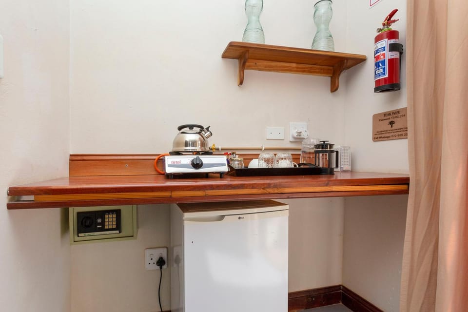 Coffee/tea facilities, oven