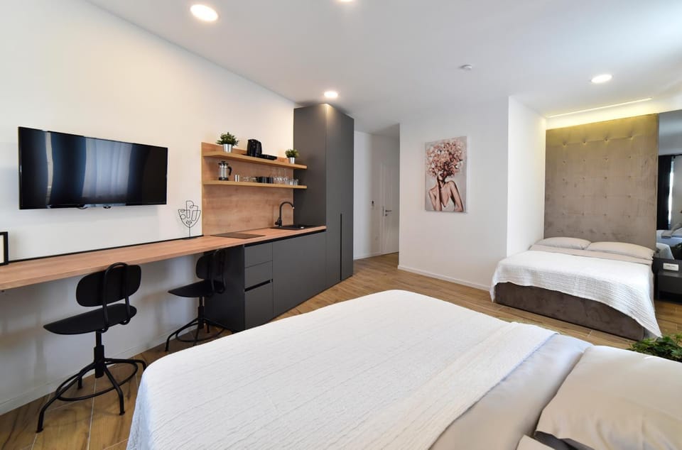 Bed, TV and multimedia, Photo of the whole room