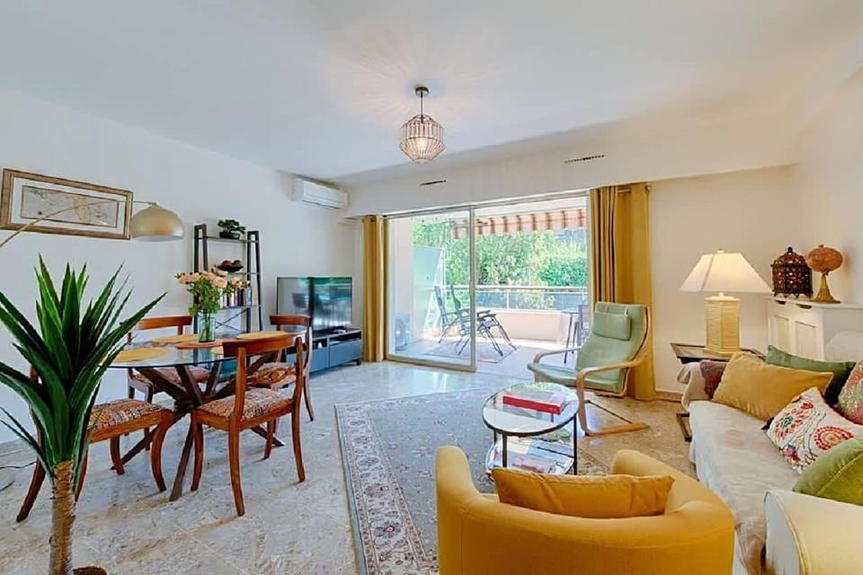 TV and multimedia, Living room, Seating area, Dining area, air conditioner