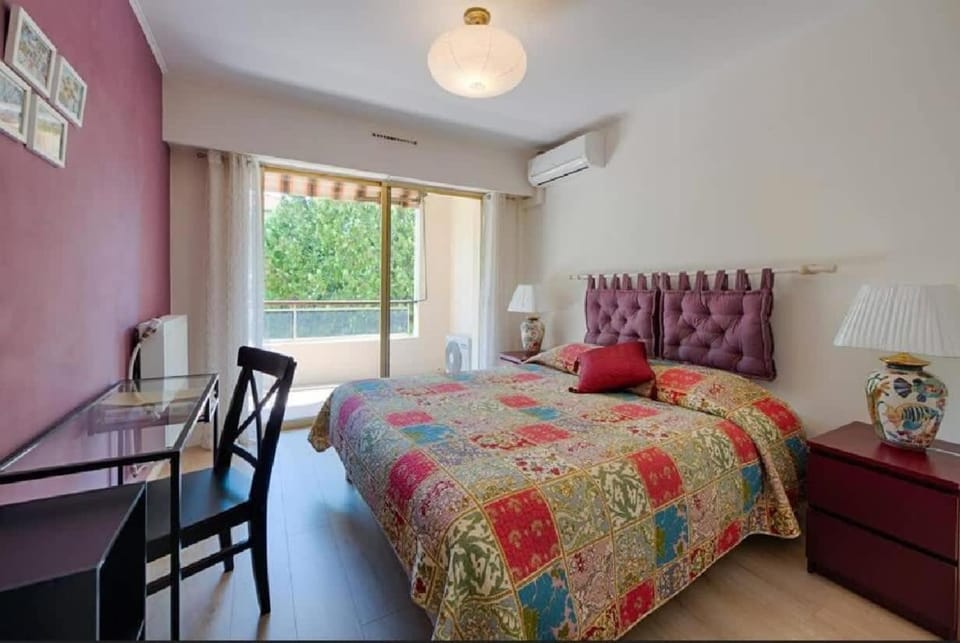 Bed, Photo of the whole room, Seating area, air conditioner