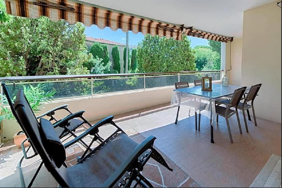 View (from property/room), Balcony/Terrace, Seating area, Dining area
