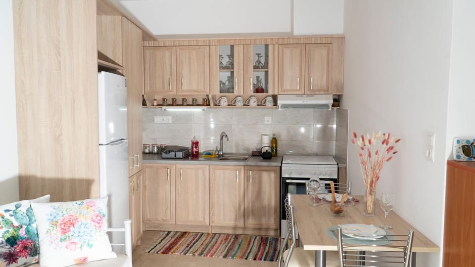 Kitchen or kitchenette, Dining area, oven, stove