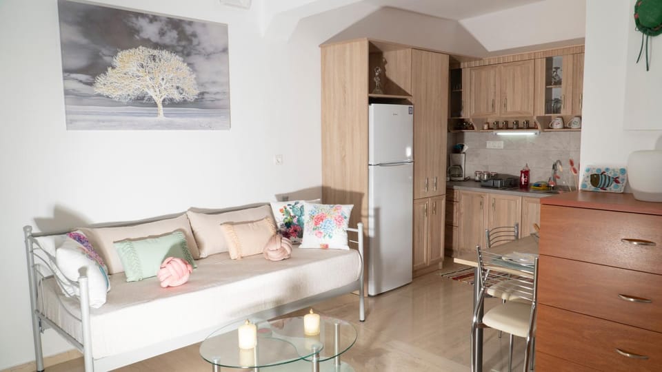 Kitchen or kitchenette, Living room, Seating area