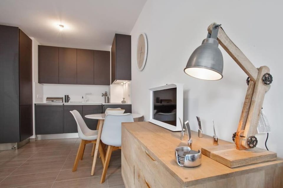 TV and multimedia, Kitchen or kitchenette, Decorative detail, Dining area, stove