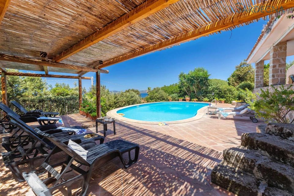 Villa Julia vista con piscina ad uso esclusivo vista mare spettacolare Villa in Sardinia