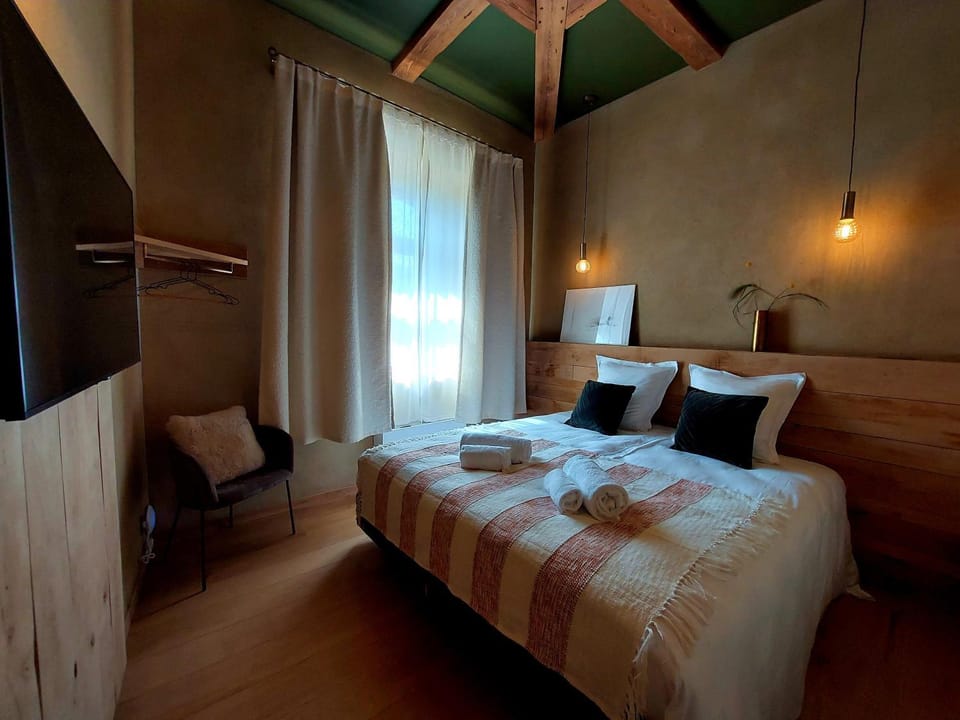 TV and multimedia, Photo of the whole room, Bedroom