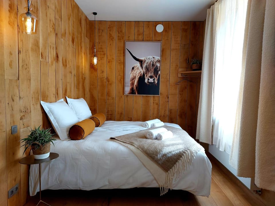 Photo of the whole room, Bedroom