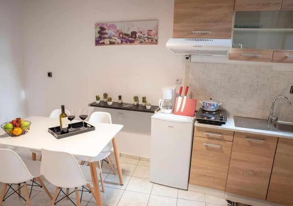 Coffee/tea facilities, Kitchen or kitchenette, Dining area, stove