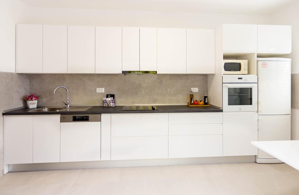 Kitchen or kitchenette, Communal kitchen