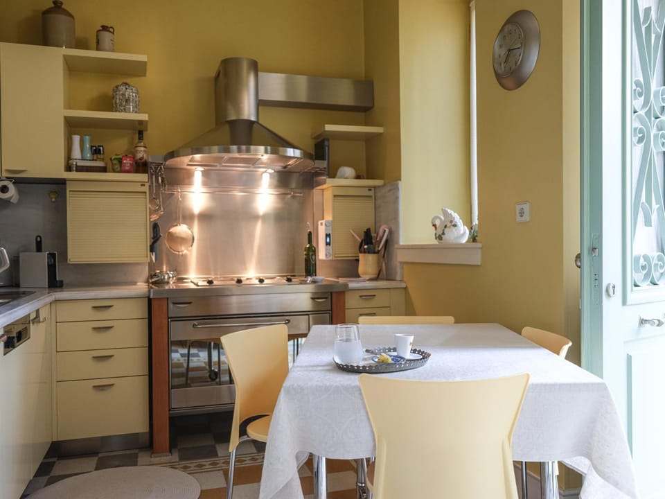 Dining area, minibar, pet friendly, stove