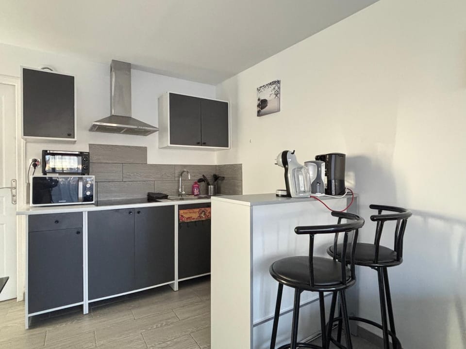 Kitchen or kitchenette, Dining area, minibar, stove, toaster