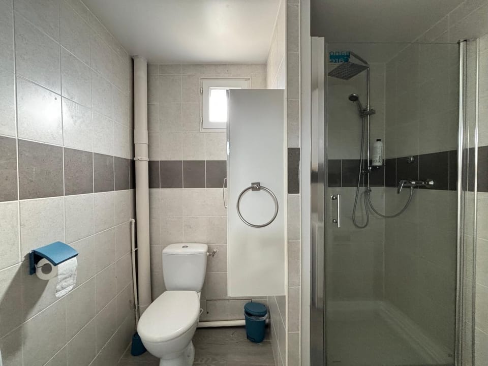 Shower, Toilet, Bathroom, towels