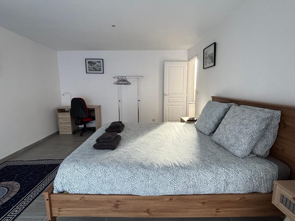 Bed, Living room, Photo of the whole room, Bedroom, towels