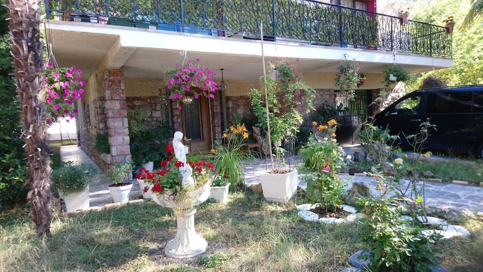 Appartement 48 m2 avec jardin au rdc dans villa à 5 min à pied des Thermes de Vernet-les-Bains, location de samedi à samedi Apartment in Vernet-les-Bains