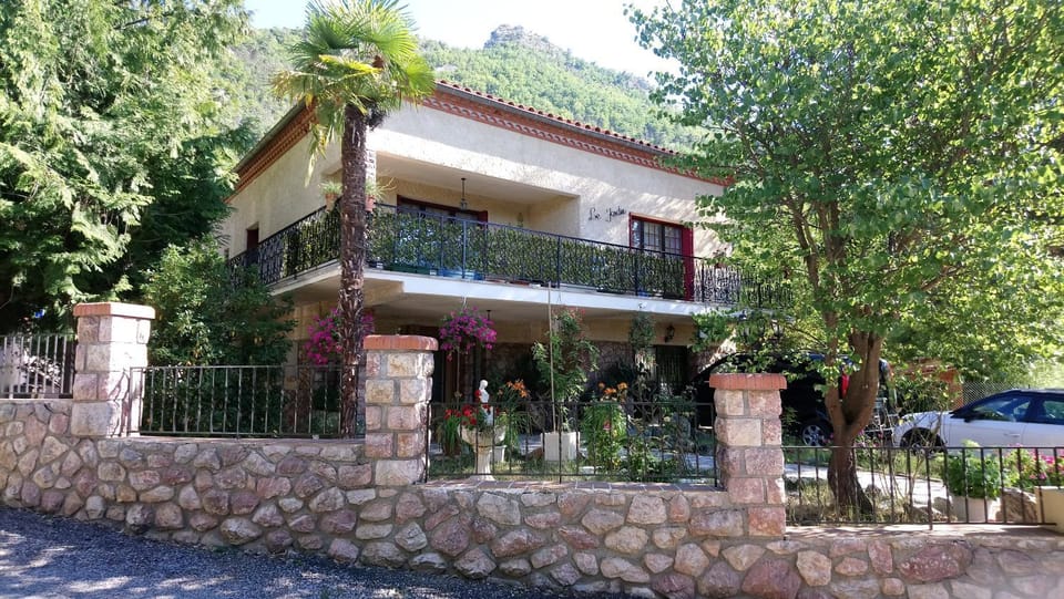 Appartement 48 m2 avec jardin au rdc dans villa à 5 min à pied des Thermes de Vernet-les-Bains, location de samedi à samedi Apartment in Vernet-les-Bains