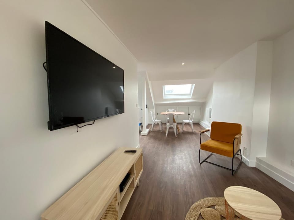 Communal lounge/ TV room, TV and multimedia, Living room, Seating area, Evening entertainment
