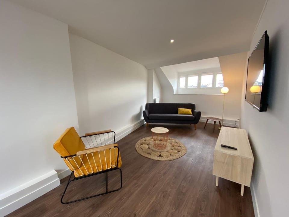 Communal lounge/ TV room, TV and multimedia, Living room, Seating area, Evening entertainment
