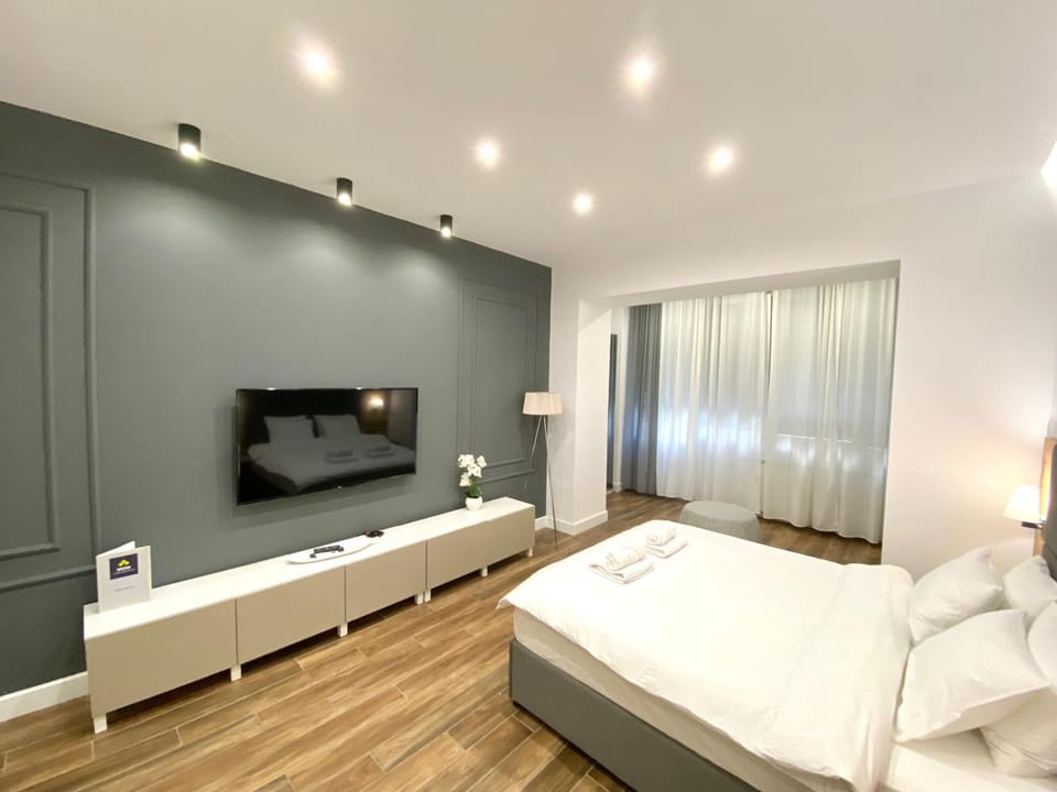 Bed, TV and multimedia, Photo of the whole room, Bedroom